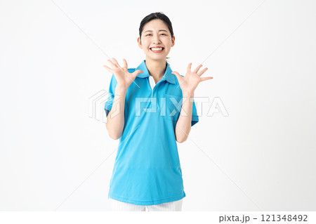 両手を広げる介護職の女性 両手を広げる介護職の女性 121348492