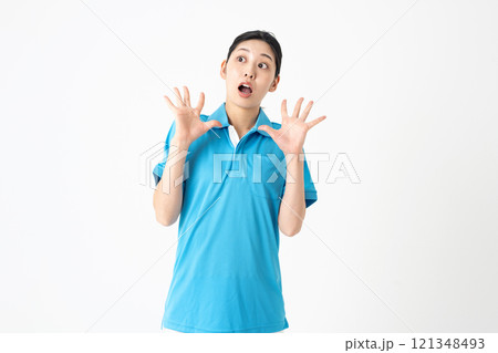 両手を広げてビックリする女性 121348493