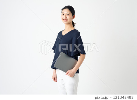ノートパソコンを持ったキャリアウーマンのポートレート ノートパソコンを持ったキャリアウーマンのポートレート 121348495