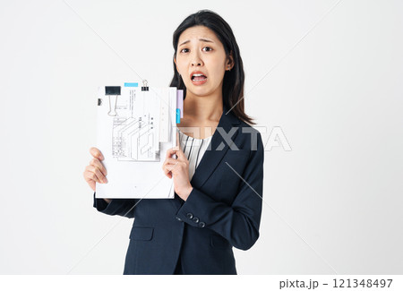 経費精算の紙を持って悩む経理部の女性 121348497
