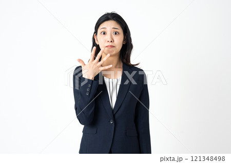 ビックリするスーツ姿の若い女性 ビックリするスーツ姿の若い女性 121348498