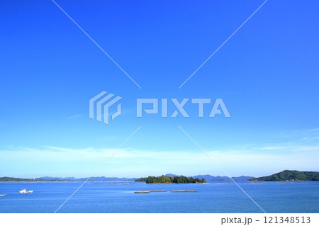 風早駅(呉線)付近から 初夏の瀬戸内海を望む 風早駅(呉線)付近から 初夏の瀬戸内海を望む 121348513