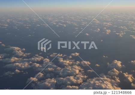 飛行機から見た風景・夕景 121348666