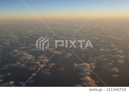 飛行機から見た風景・夕景 121348729