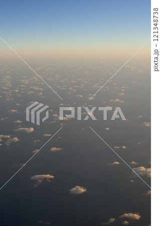 飛行機から見た風景・夕景 121348738