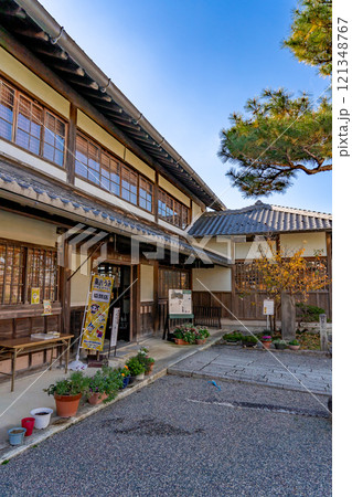 近江八幡　伝統的建造群保存地区　旧伴家住宅（江戸時代初期の豪商の本家）　明治時代の小学校 121348767