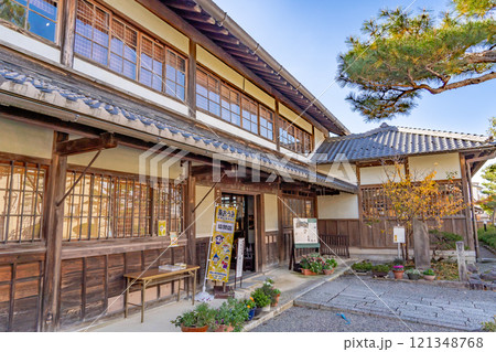 近江八幡　伝統的建造群保存地区　旧伴家住宅（江戸時代初期の豪商の本家）　明治時代の小学校 121348768