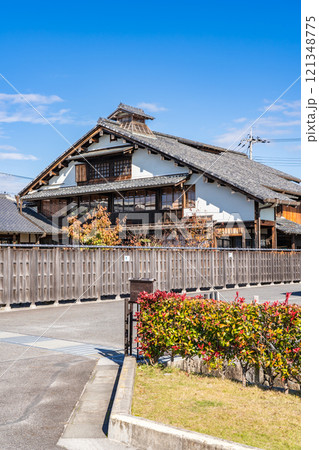 近江八幡　伝統的建造群保存地区　旧伴家住宅（江戸時代初期の豪商の本家）　明治時代の小学校 121348775