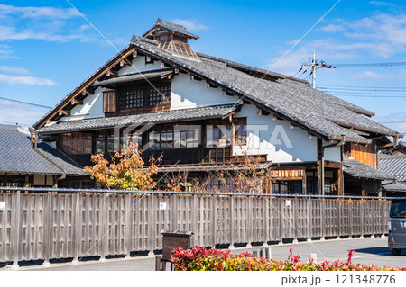 近江八幡　伝統的建造群保存地区　旧伴家住宅（江戸時代初期の豪商の本家）　明治時代の小学校 121348776