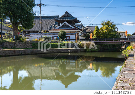 近江商人の発祥 八幡堀と八幡堀めぐり(八幡山城の城下町) 近江商人の発祥 八幡堀と八幡堀めぐり(八幡山城の城下町) 121348788