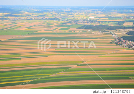 オーストリアウィーン郊外の空撮風景 121348795