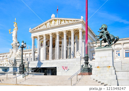 オーストリアの首都ウィーンの美しい国会議事堂 オーストリアの首都ウィーンの美しい国会議事堂 121349247