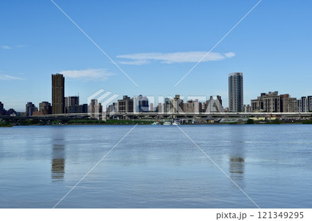 大稲埕碼頭から新北市三重の街を臨む（台湾・台北市大同区） 121349295