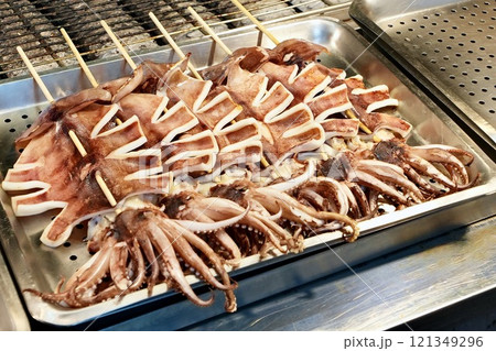 台湾夜市・屋台イメージ・イカ焼き 台湾夜市・屋台イメージ・イカ焼き 121349296