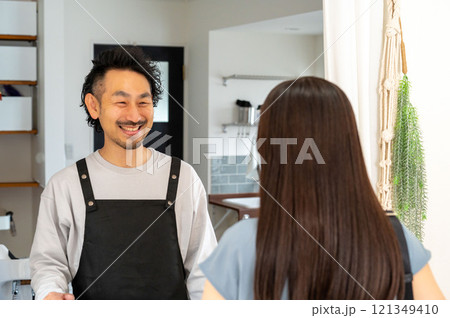 受付で女性客を応対する男性スタッフ 121349410