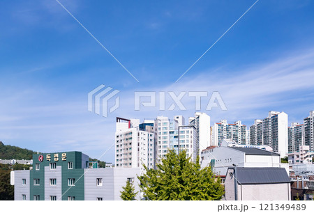 韓国ソウル市の街並み 121349489