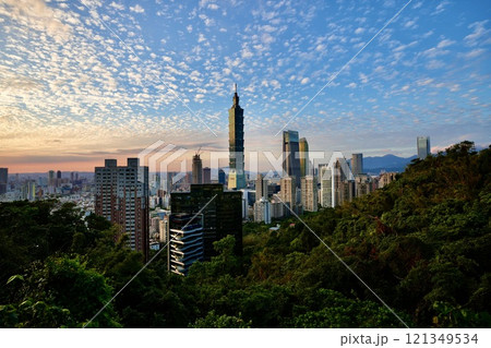 都市の風景・夕景「象山からの台北市街地を臨む」 121349534
