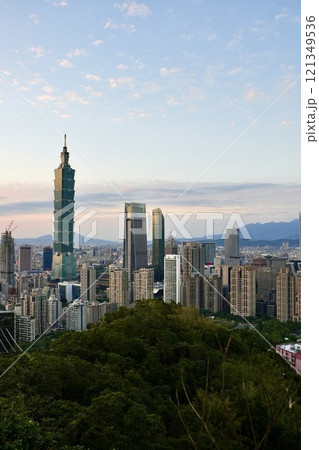 都市の風景・夕景「象山からの台北市街地を臨む」 都市の風景・夕景「象山からの台北市街地を臨む」 121349536