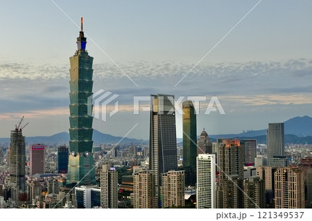 都市の風景・夕景「象山からの台北市街地を臨む」 121349537