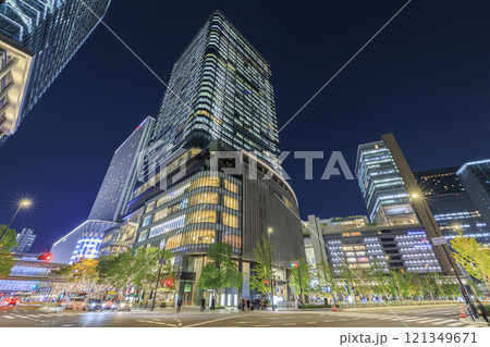 グランフロント大阪の夜景 (大阪府大阪市北区梅田) 121349671