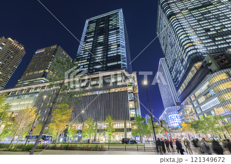 グランフロント大阪の夜景 (大阪府大阪市北区梅田) 121349672