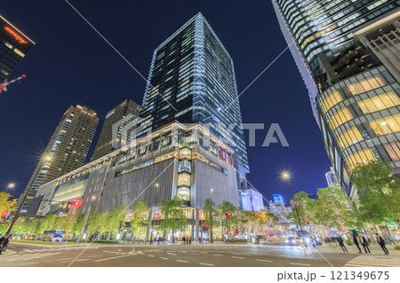 グランフロント大阪の夜景 (大阪府大阪市北区梅田) 121349675