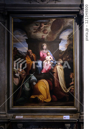 Altarpiece depicting Adoration of the Magi, work by Federico Zuccari in Cathedral of St. Martin in Lucca, Italy 121349800