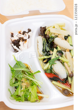 おいしいイカと野菜の塩炒め弁当 おいしいイカと野菜の塩炒め弁当 121350028