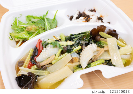 おいしいイカと野菜の塩炒め弁当 121350038