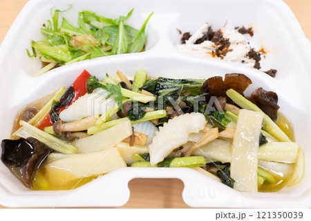 おいしいイカと野菜の塩炒め弁当 121350039