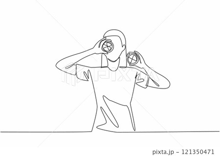 Single continuous line drawing women each holding an orange cut into two parts. Will be processed into a cold vitamin drink. Orange juice. National Vitamin C Day. One line design vector illustration Single continuous line drawing women each holding an orange cut into two parts. Will be processed into a cold vitamin drink. Orange juice. National Vitamin C Day. One line design vector illustration 121350471