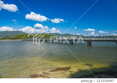 蒲郡市の竹島橋から見た竹島海岸と青い空の風景(愛知県) 蒲郡市の竹島橋から見た竹島海岸と青い空の風景(愛知県) 121350847