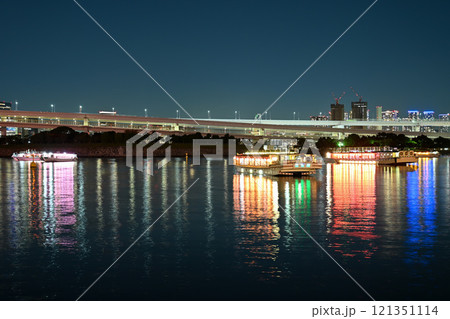 東京湾の夕暮れ，レインボーブリッジと湾岸の街並み／東京 121351114