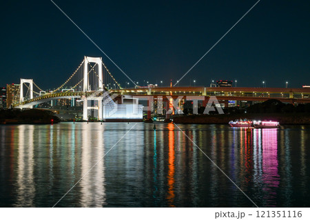 東京湾の夕暮れ,レインボーブリッジと湾岸の街並み/東京 東京湾の夕暮れ,レインボーブリッジと湾岸の街並み/東京 121351116