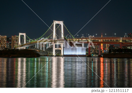 東京湾の夕暮れ,レインボーブリッジと湾岸の街並み/東京 東京湾の夕暮れ,レインボーブリッジと湾岸の街並み/東京 121351117