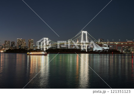 東京湾の夕暮れ，レインボーブリッジと湾岸の街並み／東京 121351123