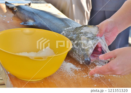 塩引き鮭の作成　新潟 121351320