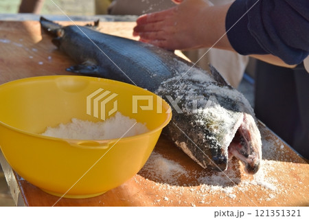 塩引き鮭の作成　新潟 121351321