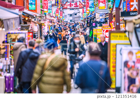 日本の東京都市景観 年の瀬・外国人観光客らで賑わうアメ横と並行する上中…新時代に希望の光…=20日 日本の東京都市景観 年の瀬・外国人観光客らで賑わうアメ横と並行する上中…新時代に希望の光…=20日 121351416