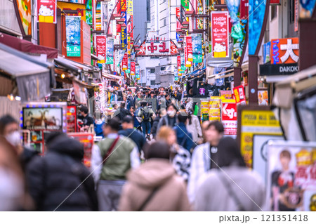 日本の東京都市景観 年の瀬・外国人観光客らで賑わうアメ横と並行する上中…新時代に希望の光…＝20日 121351418