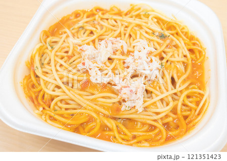 美味しい本ズワイ蟹のせトマトクリームソースパスタ 121351423
