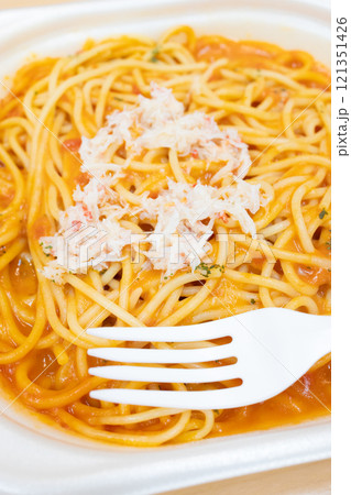 美味しい本ズワイ蟹のせトマトクリームソースパスタ 121351426