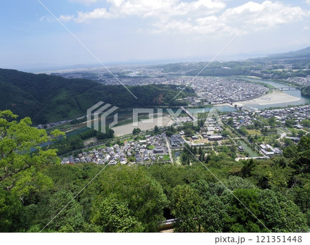 岩国城より望む街並み(山口県岩国市) 岩国城より望む街並み(山口県岩国市) 121351448