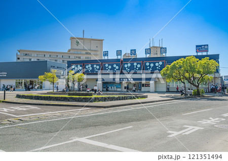 青空が広がる蒲郡市のグランドオープンした竹島水族館の風景(愛知県) 121351494
