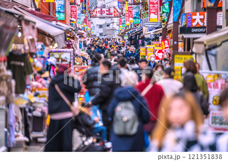 日本の東京都市景観 年の瀬・外国人観光客らで賑わうアメ横と並行する上中…新時代に幸あれ＝20日 121351838