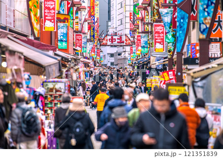 日本の東京都市景観 年の瀬・外国人観光客らで賑わうアメ横と並行する上中…新時代、明日を信じて＝20日 121351839