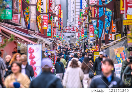 日本の東京都市景観 年の瀬・外国人観光客らで賑わうアメ横と並行する上中…輝く時代へ…＝20日 121351840
