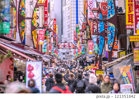 日本の東京都市景観 年の瀬・外国人観光客らで賑わうアメ横と並行する上中…新時代に希望の光…=20日 日本の東京都市景観 年の瀬・外国人観光客らで賑わうアメ横と並行する上中…新時代に希望の光…=20日 121351842