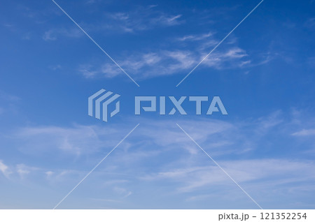 薄雲が浮かぶ青空【背景素材・自然風景素材】 薄雲が浮かぶ青空【背景素材・自然風景素材】 121352254