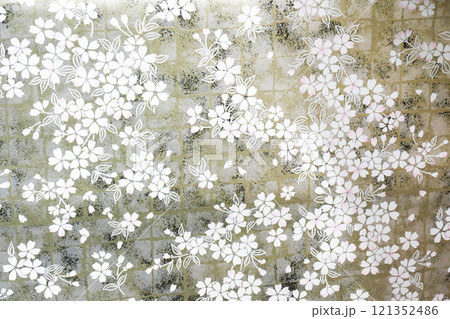 壁紙に使われる銀地金地の中に咲く雪のように白い桜 壁紙に使われる銀地金地の中に咲く雪のように白い桜 121352486